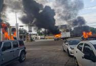 Vista de vehículos incendiados durante una enfrentamiento de grupos armados con las fuerzas federales este jueves, en las calles de la ciudad de Culiacán, en el estado de Sinaloa (México). Pistoleros del narcotráfico lanzaron este jueves una oleada violenta de bloqueos y balaceras en la ciudad mexicana de Culiacán tras la captura de uno de los hijos del narcotraficante Joaquín Guzmán Loera, el "Chapo". EFE/ Str