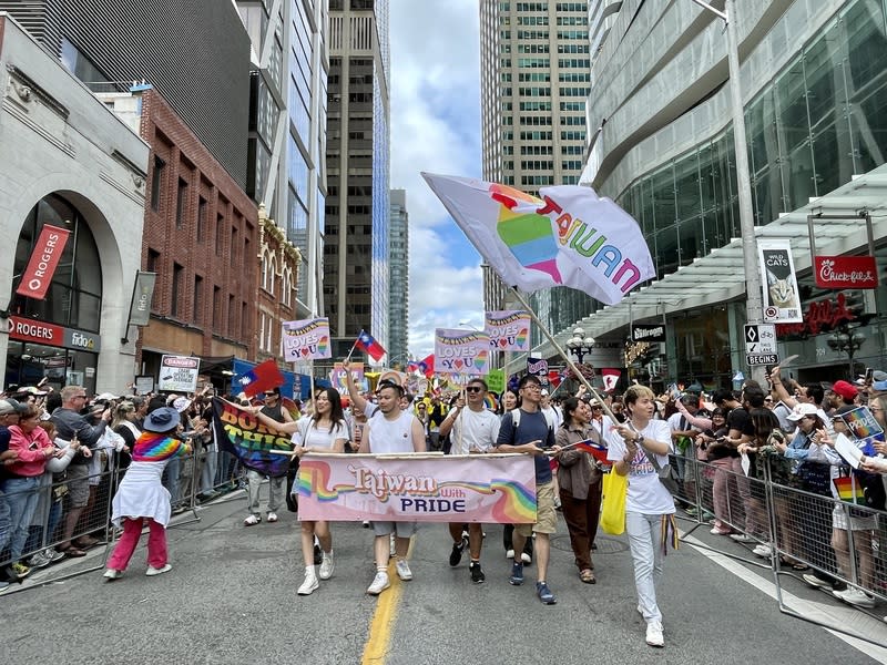 逾百名台灣人組隊 參加多倫多同志大遊行 逾百名台灣人30日自組「Taiwan With Pride」團隊，現 身加拿大規模最大的同志遊行活動第43屆「多倫多同 志大遊行」；他們熱力四射，受到圍觀群眾夾道歡 呼。 中央社記者胡玉立多倫多攝  113年7月1日 