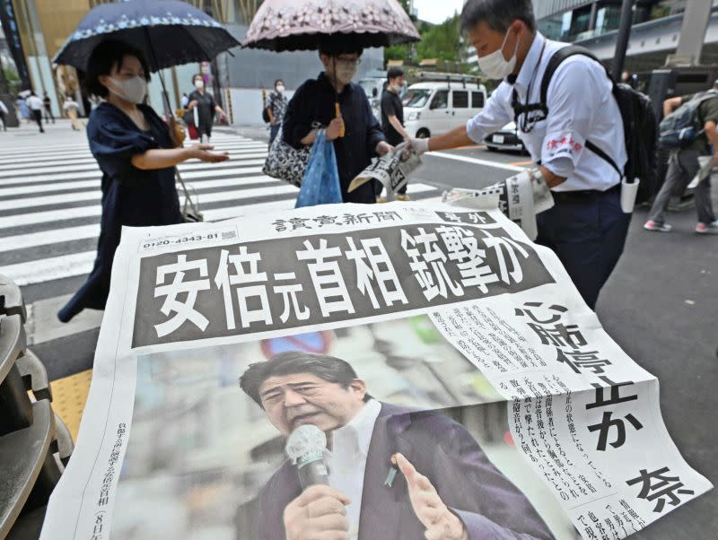 ▲安倍晉三遭槍擊的事件占據日本各大媒體版面，警視廳的維安缺失也被列為重大檢討目標。（圖／美聯社／達志影像）