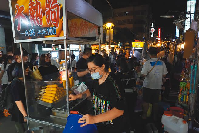 台北市饒河街夜市16日晚間發生停電，路口紅綠燈失效，幾乎所有店面都一片漆黑，店家只靠著微弱的燈光做生意。（姚志平攝）