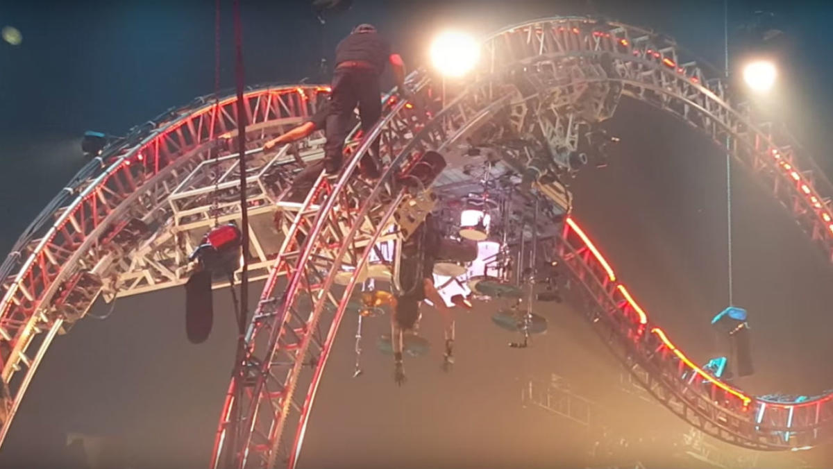 Motley Crue Drummer Tommy Lee Gets Stuck on Rollercoaster During New