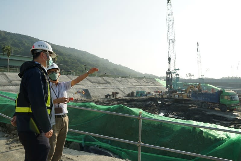 高雄市副市長羅達生（左）在台積電高雄廠資深經理李明利陪同下進入廠區視察工廠基樁施工進度。（圖/高雄市經發局提供）