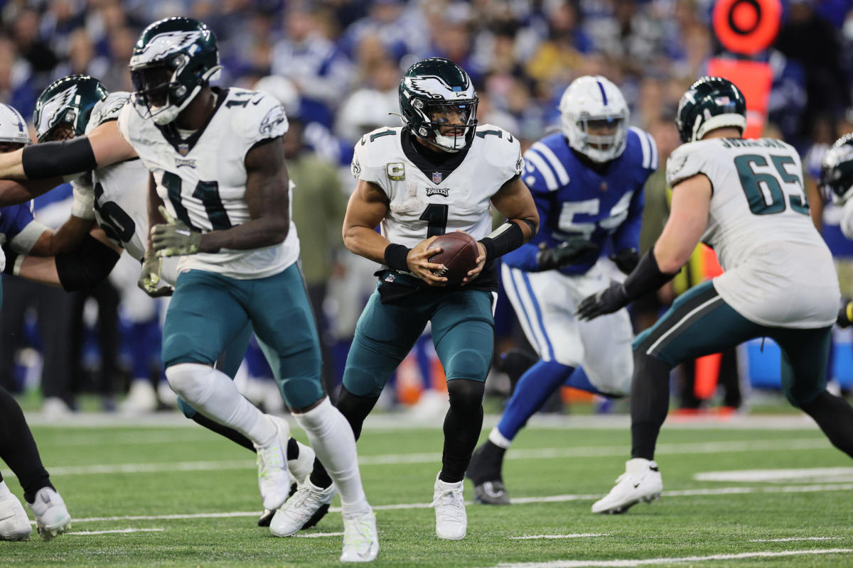 Jalen Hurts' late TD run gives Eagles 17-16 comeback win over Colts