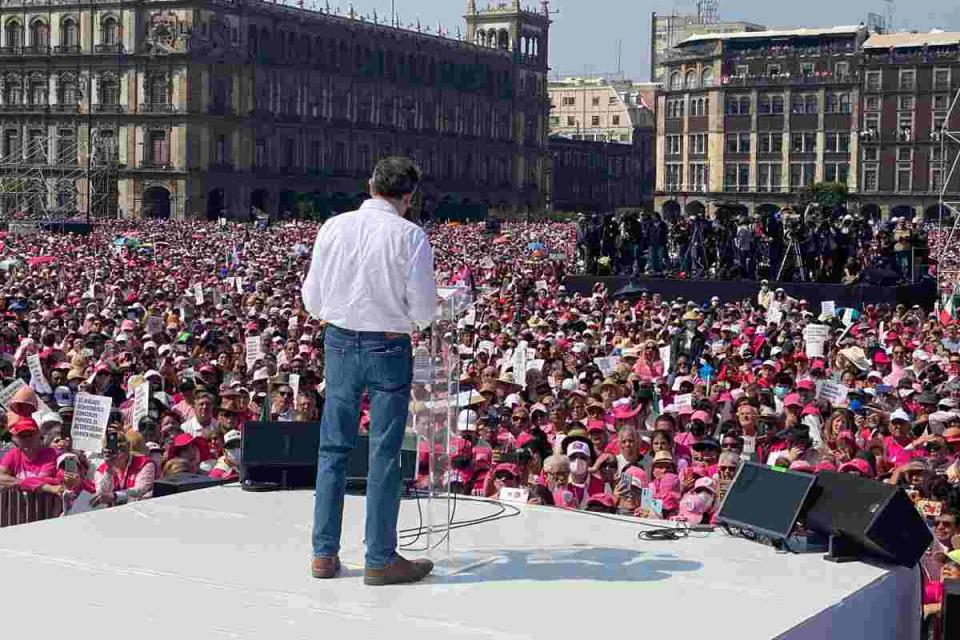 Lorenzo Córdova, exconsejero presidente del INE, en la Marcha por la Democracia.