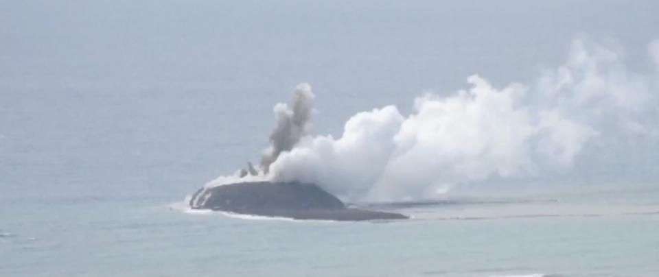 日本小笠原群島硫磺島外海近期觀測到頻繁的火山活動，而後在一次火山噴發中，大量石塊沉積形成陸地，一座新島嶼隨之誕生。   圖：日本海上自衛隊提供