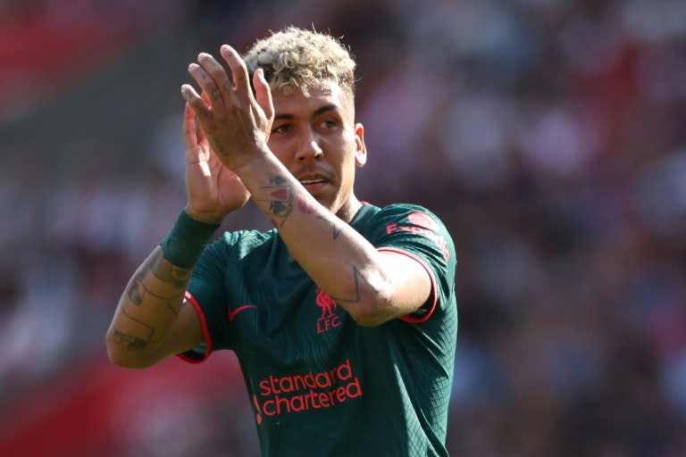 El delantero brasileño Roberto Firmino aplaude a la afición en su despedida como jugador del Liverpool, el 28 de mayo de 2023 en Southampton, Inglaterra (Adrian Dennis)