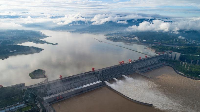 中國受到颱風及洪災侵擾，三峽大壩面臨崩塌危機，經濟復甦備受考驗。（photo by Twitter）