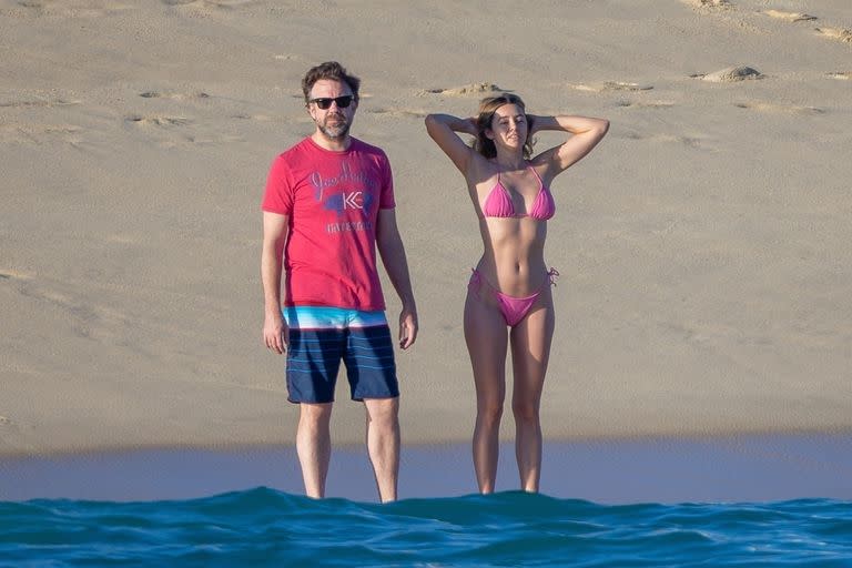 Jason Sudeikis, enamorado, disfrutó la playa junto a su flamante novia, la actriz y modelo británica Keeley Hazell