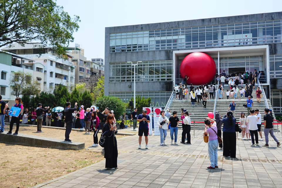 「紅球臺南」成大場透過「紅球平行展」帶給觀眾藝術與歷史文化兼具的深度觀展體驗