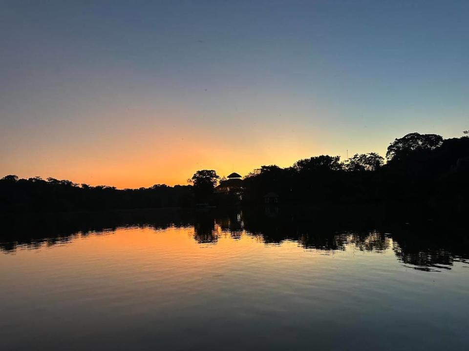 Atardecer en el Parque Nacioinal Yasuní, Amazonía ecuatoriana.