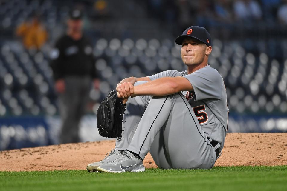 Matt Manning #25 de los Detroit Tigers se sienta en el suelo después de ser golpeado en el pie por una pelota del bate de Colin Moran #19 de los Pittsburgh Pirates (no se muestra) en la tercera entrada durante el juego en el PNC Park el 8 de septiembre , 2021 en Pittsburgh, Pensilvania.