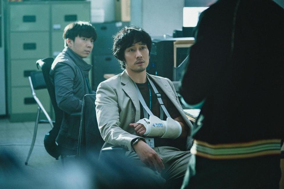 《外星+人》演員卡司超華麗，蘇志燮飾演目睹到奇特的景象的刑警。（車庫娛樂提供）