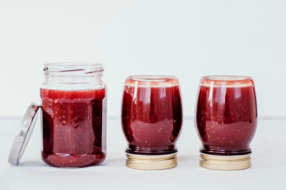 ... Halbieren Sie die Chili, entfernen Sie die Kerne und schneiden Sie die Schote klein. Nun pürieren Sie sie mit den Himbeeren und geben sie mit dem Zucker in einen Kochtopf. Lassen Sie das Ganze etwa fünf Minuten kochen. Dabei ist es wichtig, stetig zu rühren. Anschließend füllen Sie die Konfitüre in Gläser, verschließen diese fest und lassen sie etwa zehn Minuten auf dem Kopf stehen. Danach vollständig abkühlen lassen. (Bild: iStock / NRuedisueli)