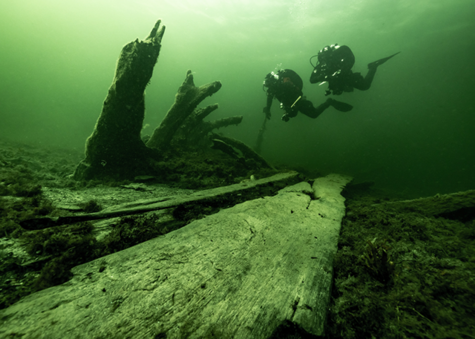 Investigadores analizan y documentan la madera que supo formar parte de la superestructura del navío (Florian Huber)