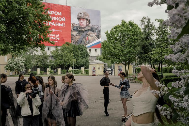 Una valla publicitaria de las Fuerzas Armadas rusas en Moscú, el 20 de mayo de 2023. El presidente ruso Vladimir Putin siempre ha utilizado la guerra, desde Chechenia hasta Ucrania, pasando por Georgia, para unir a los rusos en los mitos simplistas del nacionalismo y llevarlos a la conclusión simplista de que su gobierno cada vez más represivo es tan esencial que debe ser eterno. 