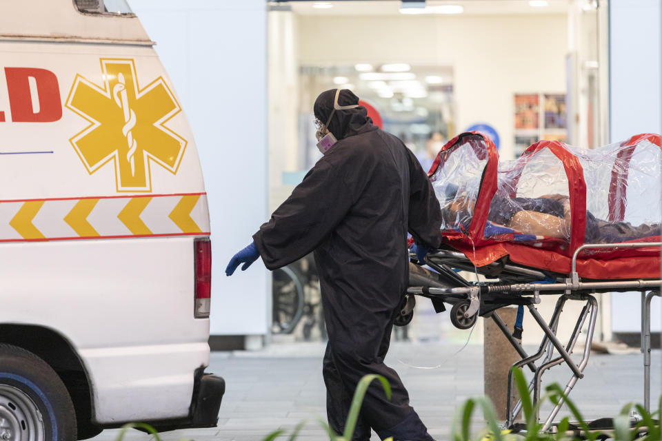 Paramédicos transportan a un paciente con COVID-19. (Photo by Alfredo Martinez/Getty Images)