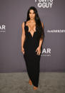 <p>La última edición de la amfAR Gala de Nueva York también se recordará pon un escote imposible de Kim Kardashian, pero este diseño estaba firmado por Versace. (Foto: Jared Siskin / Getty Images). </p>
