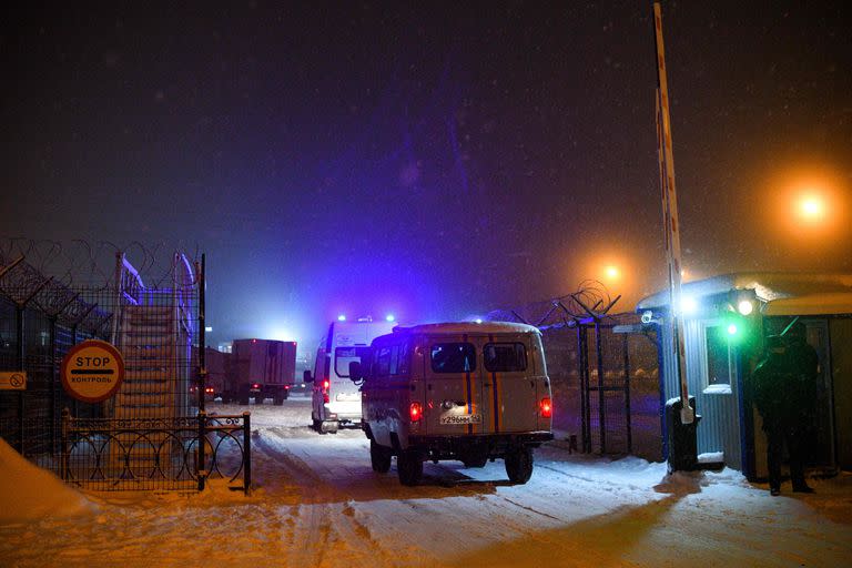 Rescatistas llegan a la mina en Kemerovo tras el accidente. (Photo by Alexander Patrin / AFP)