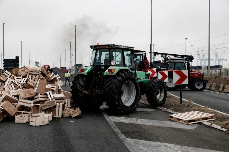 Los agricultores bloquearon con tractores y cajas como parte de una acción de protesta cerca del puerto de Zeebrugge en Brujas el 2 de febrero de 2024. (Foto de KURT DESPLENTER / AFP)