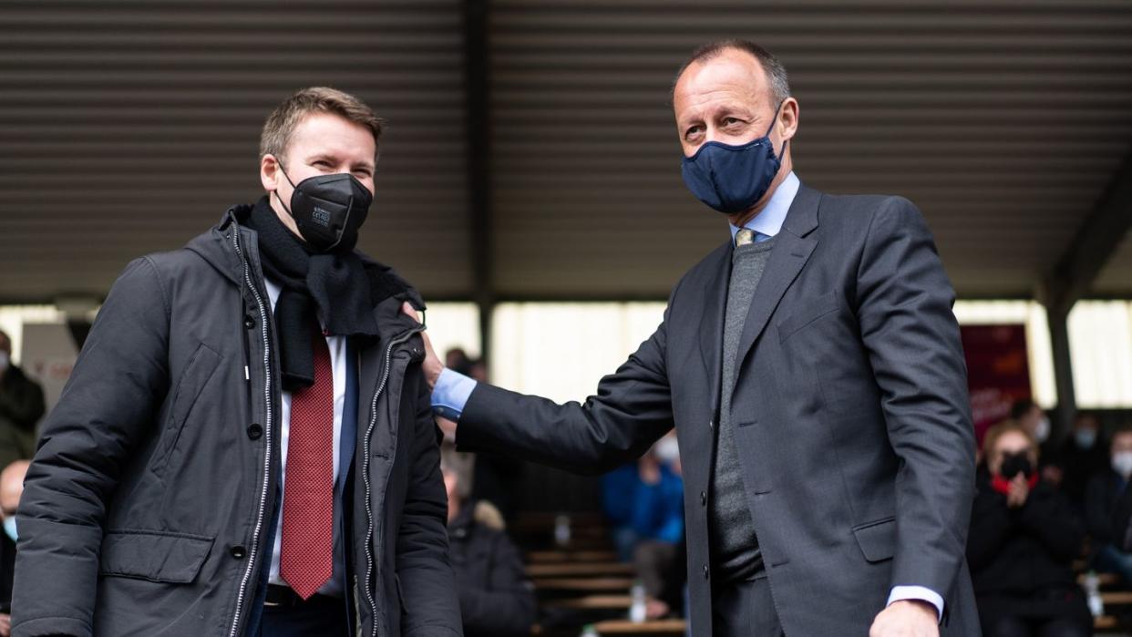 Friedrich Merz (r) und Patrick Sensburg nach Bekanntgabe des Wahlergebnisses.