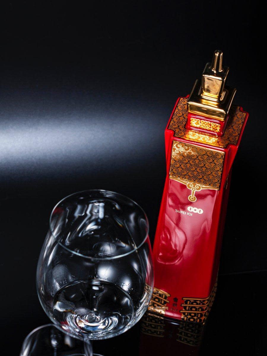 Riedel Sommeliers Burgundy勃根地紅酒杯讓「台北101紀念酒」陳高的花香氣味有如海浪般源源不絕從杯口湧出，令人讚嘆。