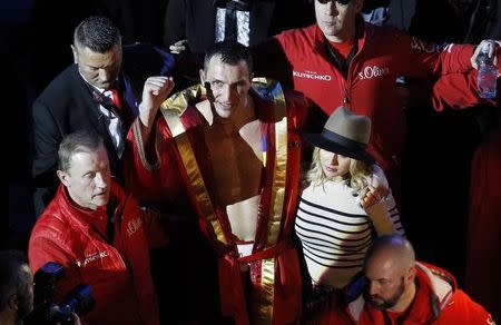 Boxing - Wladimir Klitschko v Tyson Fury WBA, IBF & WBO Heavyweight Title's - Esprit Arena, Dusseldorf, Germany - 28/11/15 Wladimir Klitschko waves to fans as he looks dejected after losing the fight with his partner Hayden Panettiere Reuters / Ina Fassbender Livepic