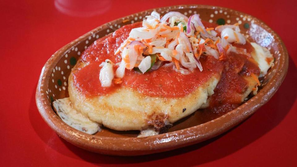 La pupusa es una torta gruesa rellena de alubias o queso y aderezada con salsa y verduras en escabeche. Los platos se preparan al momento. Azteca Market, en Atascadero, es un restaurante y mercado de fusión mexicano-guatemalteca.