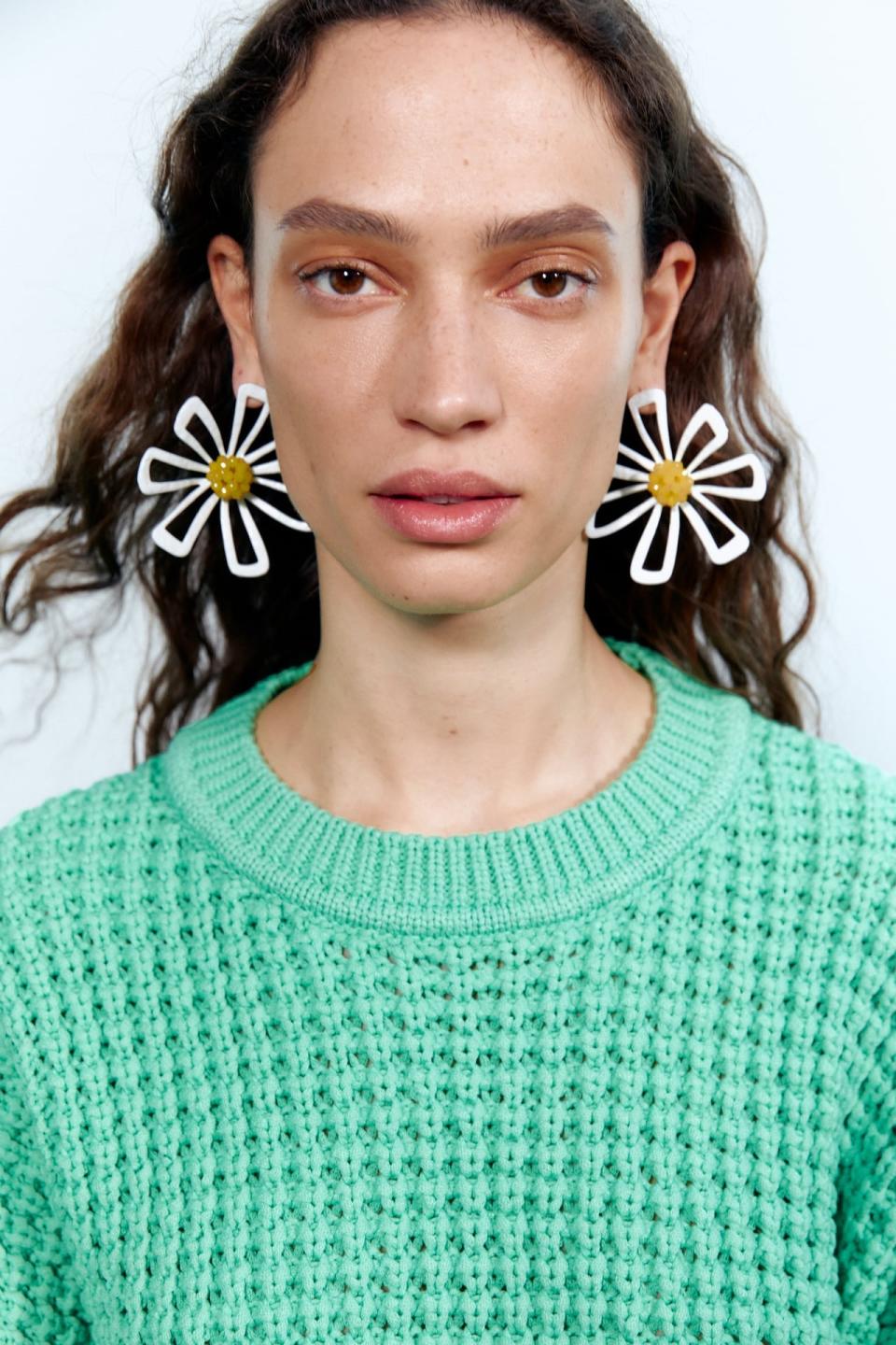 <p>Statement jewelry doesn't have to cost a fortune; allow these <span>Zara Daisy Earrings</span> ($23) to prove it. I know they'll go perfectly with my big collection of floral dresses.</p>
