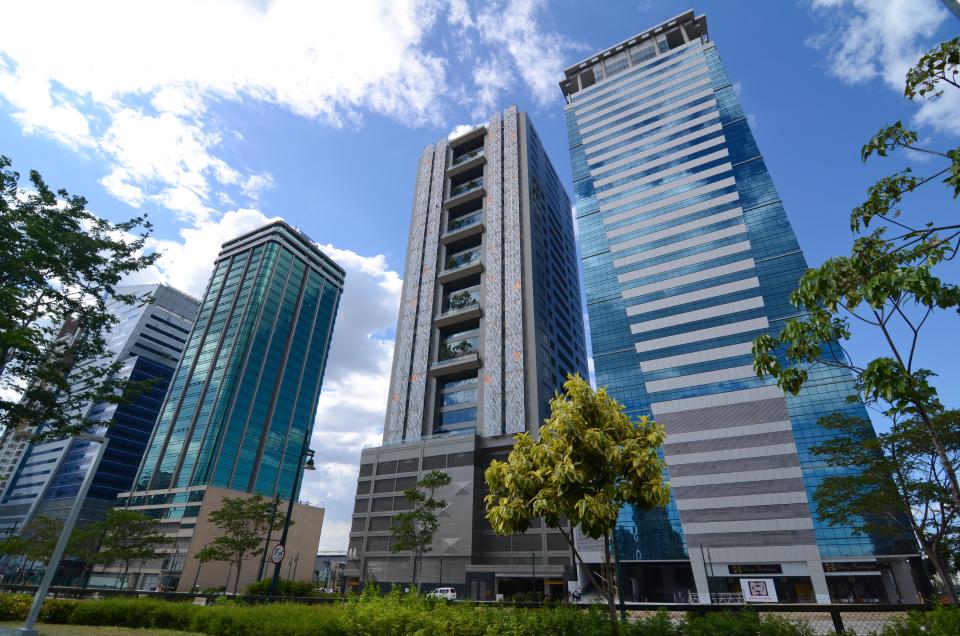 FILE PHOTO: A general view of offices in a former military base-turned financial district on May 8, 2013 in Taguig City, Philippines. (Photo: Dondi Tawatao/Getty Images)