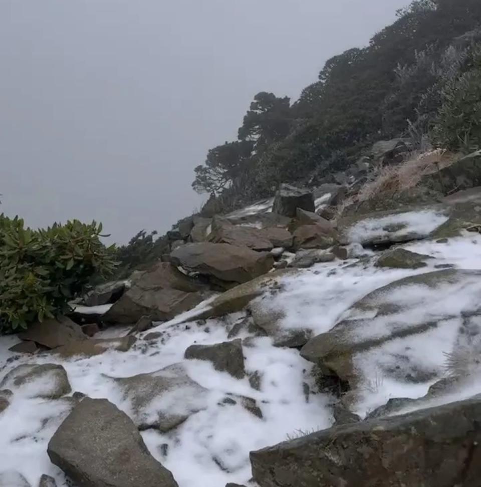 雪山圈谷降初雪，未來幾日高山步道可能結冰，提醒山友注意。（圖：雪管處提供）