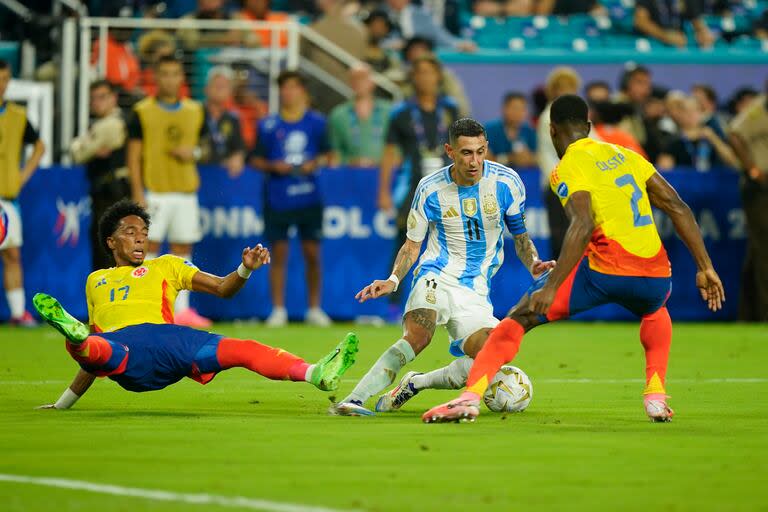 Ángel Di María, a pura gambeta y con la cinta de capitán en el brazo izquierdo ante Colombia