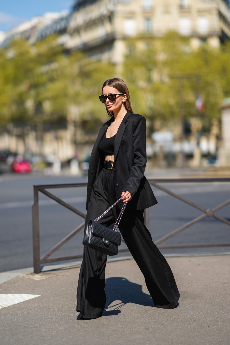 Look en negro con traje y crop top (Photo by Edward Berthelot/Getty Images)