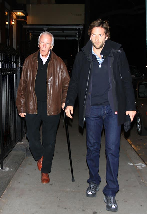 Bradley Cooper con su padre, Charles, que falleció en sus brazos en enero de 2011