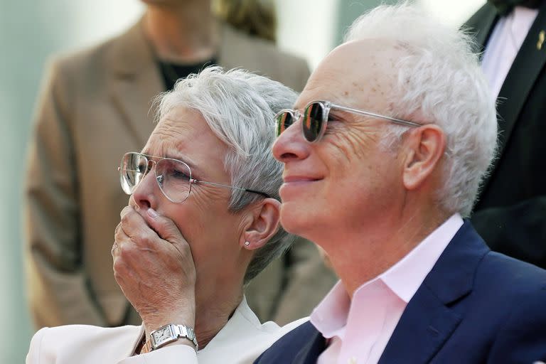 La emoción de Jamie Lee Curtis, sentada junto a su esposo, Christopher Guest, ante las palabras de Griffith en un momento de la ceremonia