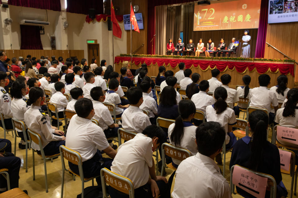 下周二起，全港小學將恢復半日面授課堂。(Photo by Alex Chan Tsz Yuk/SOPA Images/LightRocket via Getty Images)