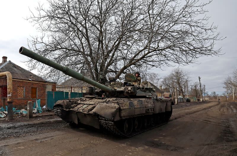 FOTO DE ARCHIVO. Militares ucranianos montan un tanque en una carretera hacia la ciudad de Bajmut, en la línea del frente, en medio del ataque de Rusia contra Ucrania, en Chasiv Yar, región de Donetsk, Ucrania