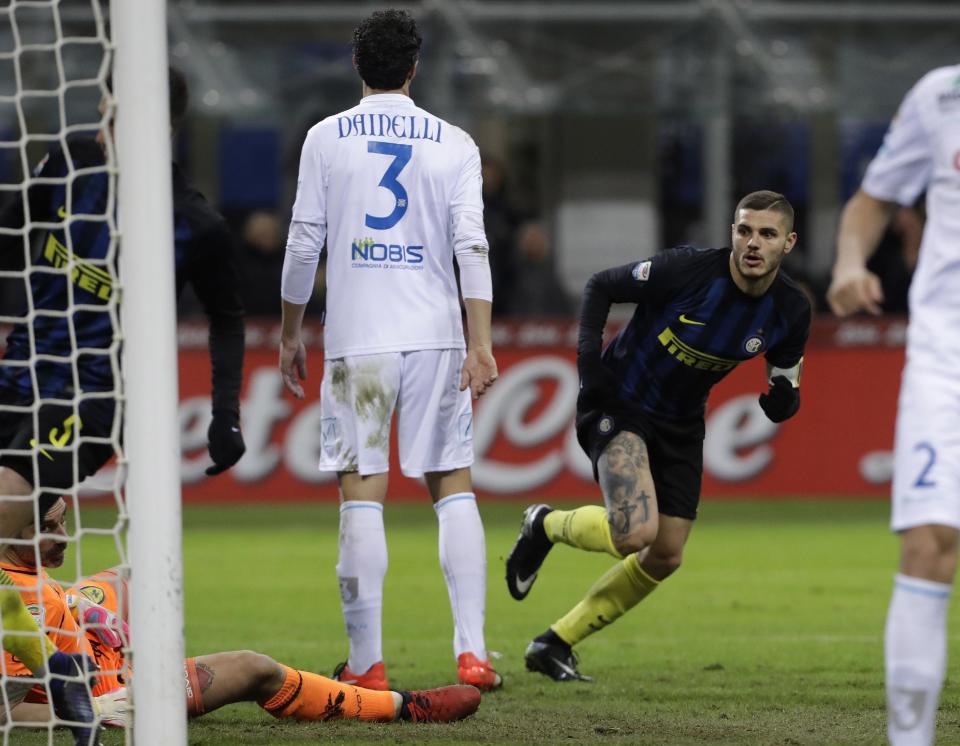 Inter Milan's Mauro Icardi, right, scores his side first goal during a Serie A soccer match between Inter Milan and Chievo, at the San Siro stadium in Milan, Italy, Saturday, Jan. 14, 2017. (AP Photo/Luca Bruno)