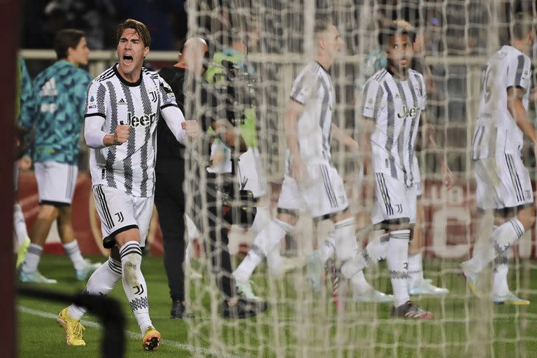 El serbio Dusan Vlahovic festeja el único gol de Juventus, que venció 1-0 a Torino en el clásico turinés; Leandro Paredes ingresó sobre el final del encuentro