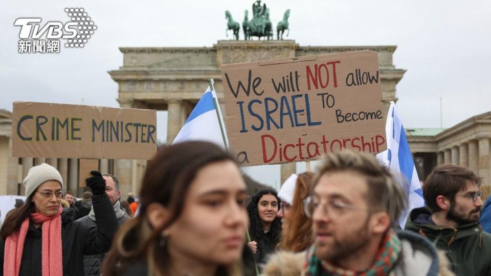抗議民眾高舉標語稱「我們不會允許以色列變成獨裁國家」。（圖／達志影像美聯社）