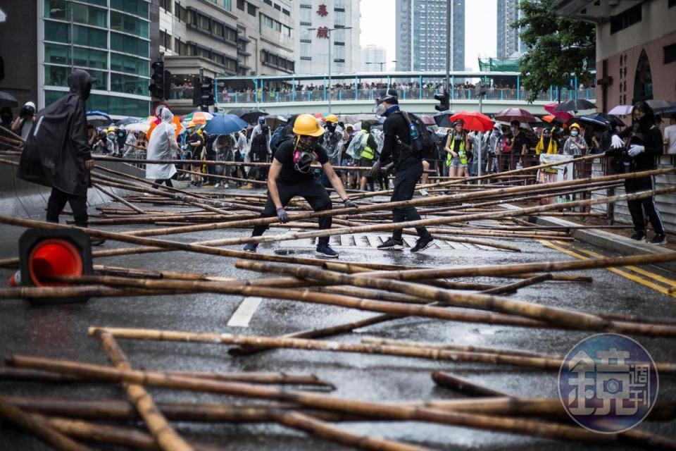 示威者用香港隨處可見且最傳統的鷹架建材竹子來製作路障。