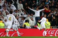 Mariano Díaz celebra con sus compañeros tras anotar el 2-0 del Real Madrid