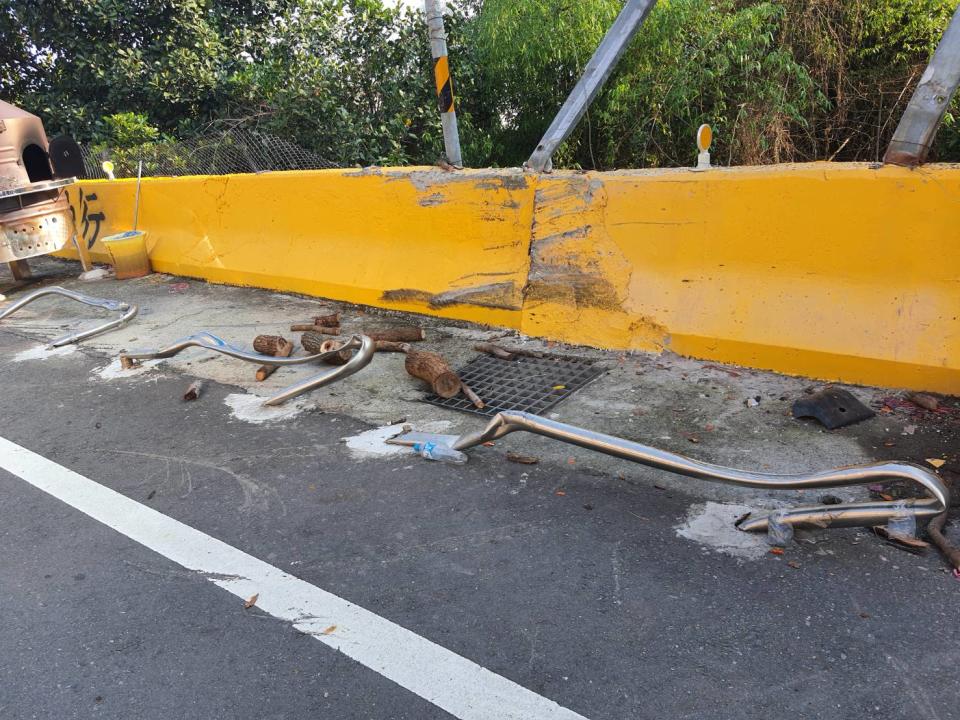 ▲員林市員南路有應媽祠前方發生一死二傷車禍，小貨車突失控跨越雙黃線、撞上對有應媽祠，貨車車頭撞爛，消防人員到場救護。（消防局提供）