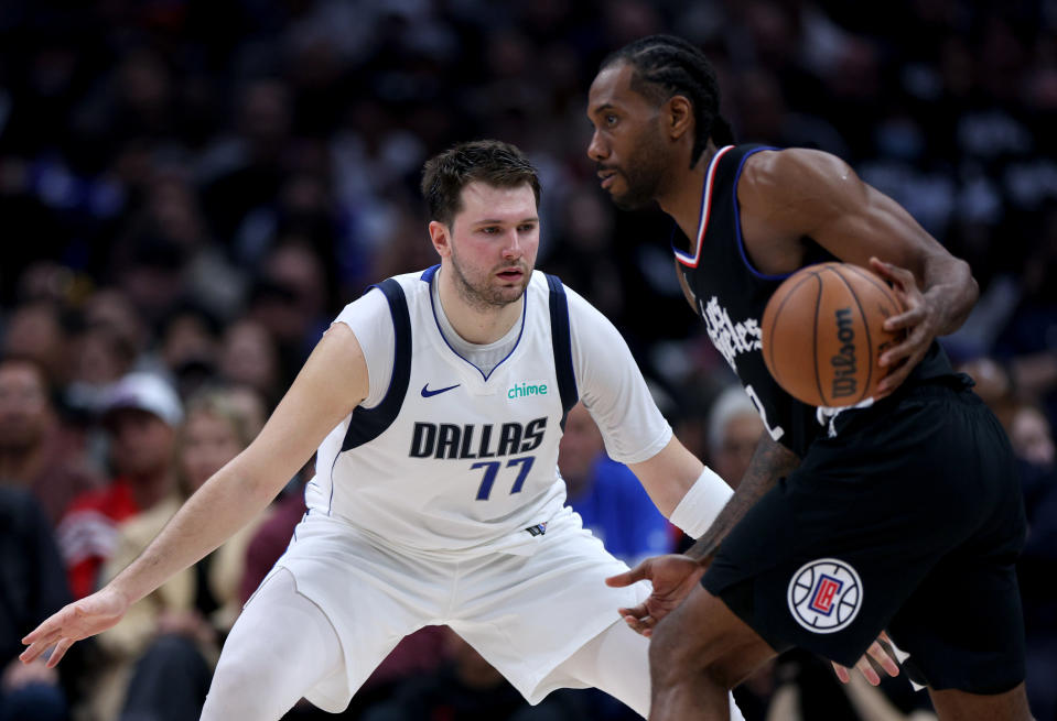 Luka Doncic（防守者）與Kawhi Leonard。（NBA Photo by Harry How/Getty Images)