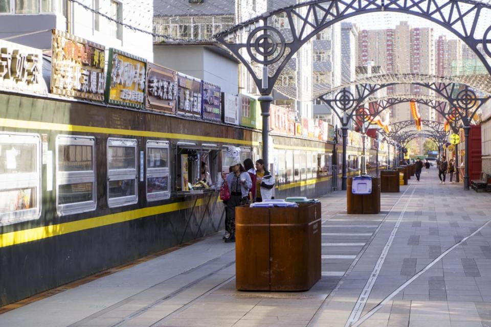 張家口市最早的火車站開設于1909年，孫中山、詹天佑都曾到此巡視。現在老火車站改爲了步行街，長長的街上行人寥寥。