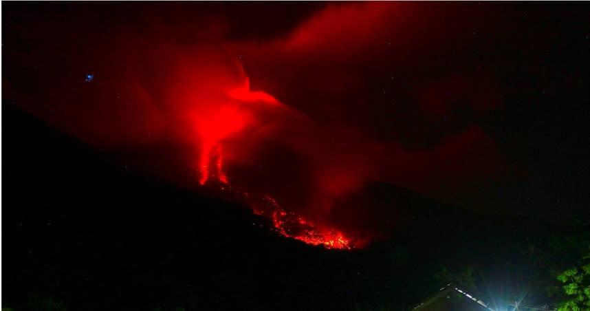 印尼「勒沃托比拉基拉基火山」爆發，當局緊急撤離6500人。（圖／達志／路透社）