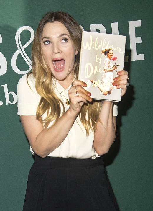 Drew Barrymore n’aime pas cette façon compulsive et sans intérêt de partager des moments. C’était en 2010 pour Marie Claire UK, et depuis l’actrice adore Instagram. Surtout pour promouvoir ses projets perso… Élégant. 