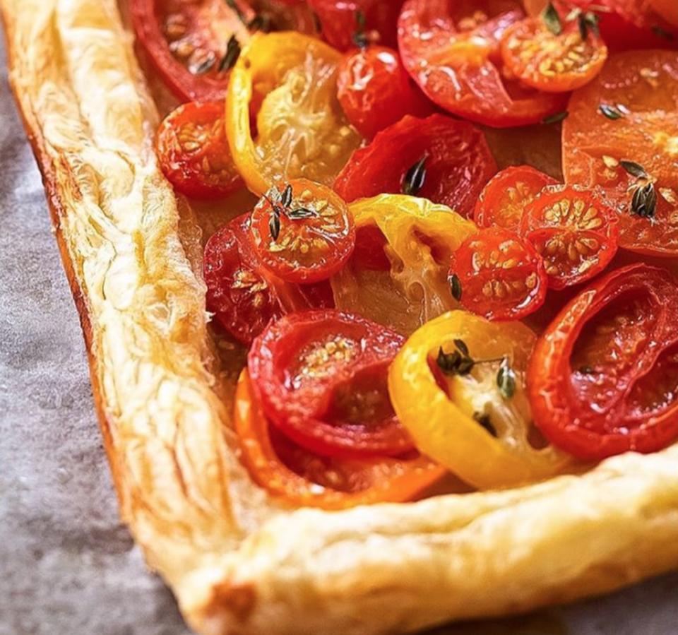 <p>Cette tarte ne semble peut-être pas super excitante mais elle est plus que délicieuse à condition d'utiliser des tomates de qualité. Ajoutez un peu de pesto pour relever encore plus le plat.</p><p><a rel="nofollow noopener" href="http://www.greatbritishchefs.com/recipes/tomato-and-pesto-tarts-recipe" target="_blank" data-ylk="slk:Rendez-vous sur British Chefs pour obtenir la recette complète.;elm:context_link;itc:0;sec:content-canvas" class="link ">Rendez-vous sur British Chefs pour obtenir la recette complète.</a></p>