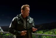 <p>Der Kampf der Maschinen gegen die Menschen begann dank wirrer Zeitreisen in "Terminator: Genisys" (2015) mal wieder von vorn. Das hat zur Folge, dass ein gealterter Arnie mitunter Jagd auf ... (Bild: 2015 Paramount Pictures)</p> 