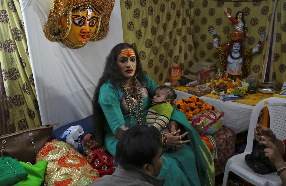 <p>Laxmi sostiene un bebé de uno de sus seguidores.<br>Foto: REUTERS/Danish Siddiqui </p>