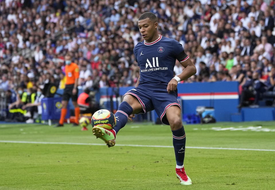 Kylian Mbappé del Paris Saint-Germain durante el partido contra Clermont por la liga francesa, el sábado 11 de septiembre de 2021. (AP Foto/Michel Euler)